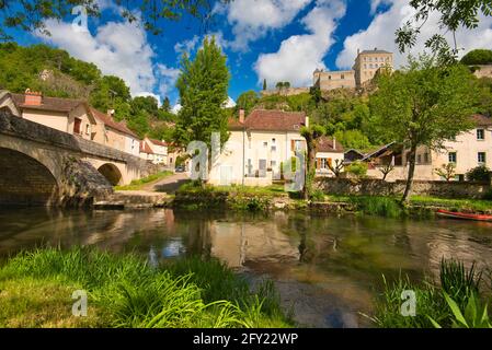 Schönes Dorf von Mailly-le-Chateau in Burgund in Frankreich Stockfoto