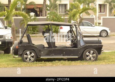 Oldtimer auf der Seitenstraße entlang der Küste geparkt Von Trou aux Biches im Norden von Mauritius Indischer Ozean Der Insel Stockfoto