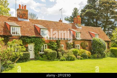 Eine Reihe von attraktiven, alten, traditionellen englischen Dorfhäusern an einem sonnigen Tag. Orford, Suffolk. VEREINIGTES KÖNIGREICH Stockfoto