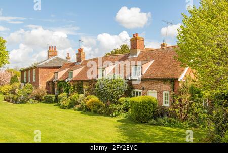 Eine Reihe von attraktiven, alten, traditionellen englischen Dorfhäusern an einem sonnigen Tag. Orford, Suffolk. VEREINIGTES KÖNIGREICH Stockfoto