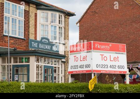 A To Let Schild vor dem Railway Inn Pub in Aldeburgh, Suffolk. VEREINIGTES KÖNIGREICH Stockfoto