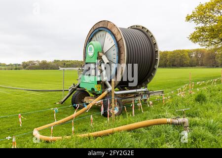 Landwirtschaftliche Schlauchtrommel Bewässerungssystem in einem Feld. Snape, Suffolk. VEREINIGTES KÖNIGREICH Stockfoto