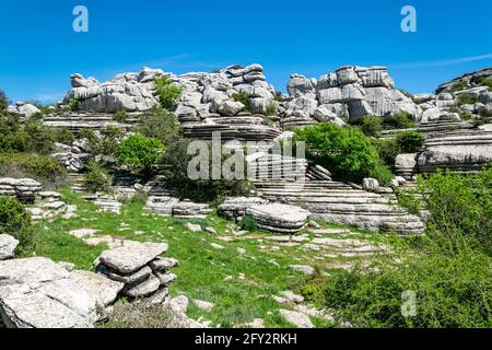 Ein Blick auf einige der erodierten Talwände, die innerhalb und um das Naturschutzgebiet Torcal in Antequera gefunden wurden Stockfoto