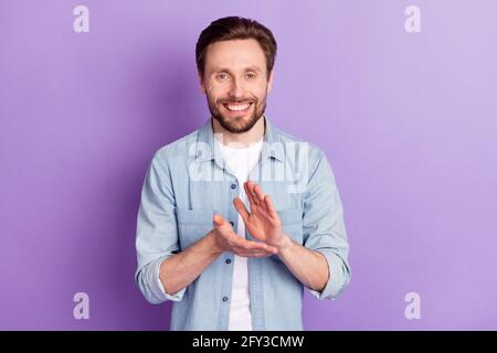 Foto von fröhlichen jungen positiven glücklichen Mann klatschen Hände Glückwünsche Isoliert auf violettem Hintergrund Stockfoto