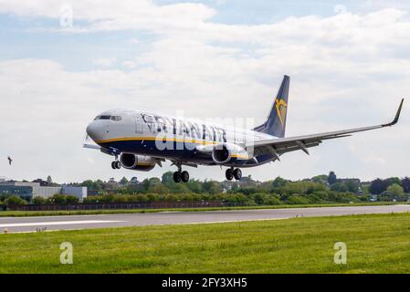 Ryanair Boeing 737 Jet-Flugzeug landet am Londoner Flughafen Southend, Essex, Großbritannien, und ist bereit für die Wiederaufnahme internationaler Flüge nach Europa Stockfoto