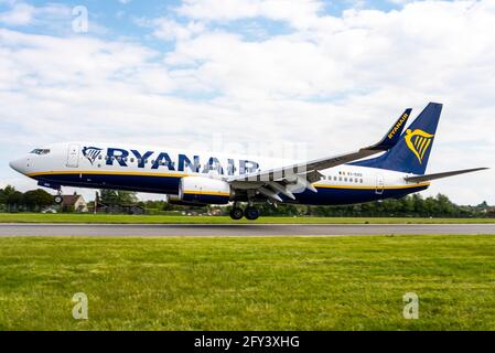 Ryanair Boeing 737 Jet-Flugzeug landet am Londoner Flughafen Southend, Essex, Großbritannien, und ist bereit für die Wiederaufnahme internationaler Flüge nach Europa Stockfoto