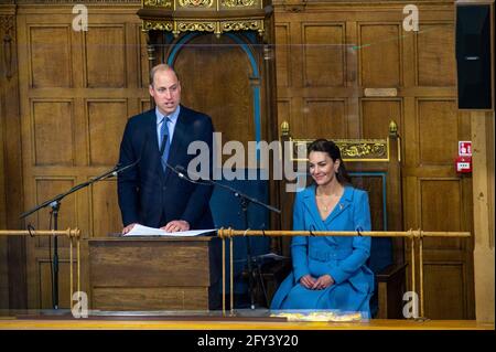 Der Herzog und die Herzogin von Cambridge während der Abschlusszeremonie der Generalversammlung der Church of Scotland, in der Assembly Hall in Edinburgh. Die gelben Päckchen vor dem Königlichen Paar sind Jelly Babies Süßigkeiten. Bilddatum: Donnerstag, 27. Mai 2021. Stockfoto