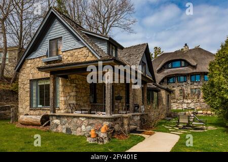 Eines der Mushroom Houses, in der Clinton Street 305, mit dem Thatch House dahinter, beide vom Architekten Earl Young im 20. Jahrhundert, Charlevoix, entworfen Stockfoto