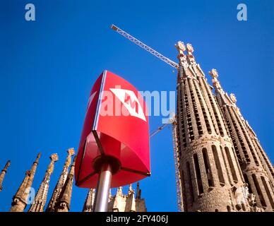 BARCELONA, SPANIEN - 26. AUGUST 2014: La Sagrada Familia, die von Antoni Gaudi entworfene Kathedrale, die seit dem 19. März 1882 gebaut wird und noch heute ist Stockfoto