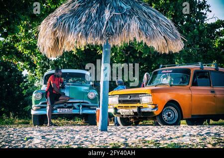 Alte Autos. Playa Ancón, Trinidad, Kuba. Stockfoto