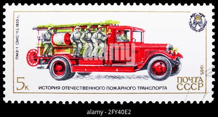 MOSKAU, RUSSLAND - 31. AUGUST 2019: Die in der Sowjetunion (Russland) gedruckte Briefmarke zeigt PMZ-1 (zis-11), 1933, History of Fire Engines Serie, um 1985 Stockfoto