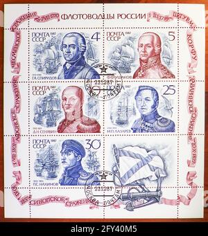 MOSKAU, RUSSLAND - 31. AUGUST 2019: Die in der Sowjetunion (Russland) gedruckte Briefmarke zeigt das Mini-Blatt der Serie der russischen Marinekommandanten, um 1987 Stockfoto