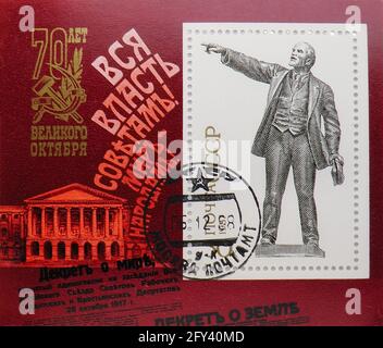 MOSKAU, RUSSLAND - 31. AUGUST 2019: Briefmarke gedruckt in der Sowjetunion (Russland) zeigt Block: 70. Jahrestag der Großen Oktoberrevolution, Serie, Cir Stockfoto