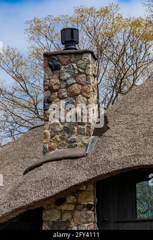 Das Thatch House, eines der Mushroom Houses, das vom Architekten Earl Young im 20. Jahrhundert entworfen wurde, mit Strohdach und anderen Renovierungen, die von Mi hinzugefügt wurden Stockfoto