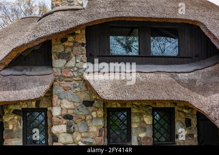 Das Thatch House, eines der Mushroom Houses, das vom Architekten Earl Young im 20. Jahrhundert entworfen wurde, mit Strohdach und anderen Renovierungen, die von Mi hinzugefügt wurden Stockfoto