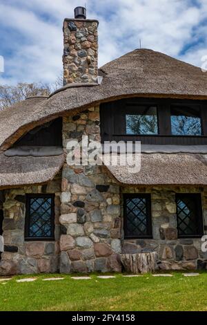 Das Thatch House, eines der Mushroom Houses, das vom Architekten Earl Young im 20. Jahrhundert entworfen wurde, mit Strohdach und anderen Renovierungen, die von Mi hinzugefügt wurden Stockfoto