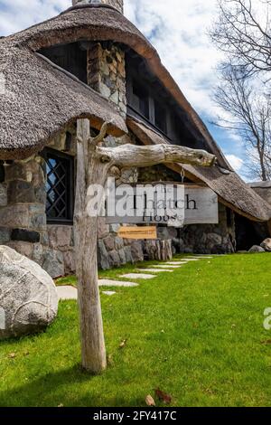 Das Thatch House, eines der Mushroom Houses, das vom Architekten Earl Young im 20. Jahrhundert entworfen wurde, mit Strohdach und anderen Renovierungen, die von Mi hinzugefügt wurden Stockfoto