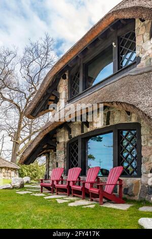 Das Thatch House, eines der Mushroom Houses, das vom Architekten Earl Young im 20. Jahrhundert entworfen wurde, mit Strohdach und anderen Renovierungen, die von Mi hinzugefügt wurden Stockfoto