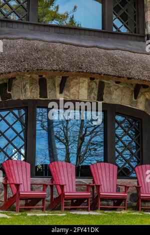 Das Thatch House, eines der Mushroom Houses, das vom Architekten Earl Young im 20. Jahrhundert entworfen wurde, mit Strohdach und anderen Renovierungen, die von Mi hinzugefügt wurden Stockfoto