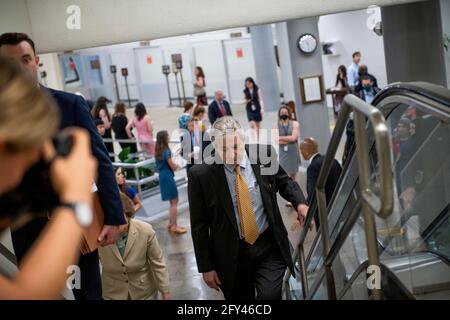 Washington, Vereinigte Staaten Von Amerika. Mai 2021. Der Senator der Vereinigten Staaten, John Neely Kennedy (Republikaner von Louisiana), geht am Donnerstag, den 27. Mai 2021, bei einer Abstimmung im US-Kapitol in Washington, DC, durch die Senatsunterführung. Quelle: Rod Lampey/CNP/Sipa USA Quelle: SIPA USA/Alamy Live News Stockfoto