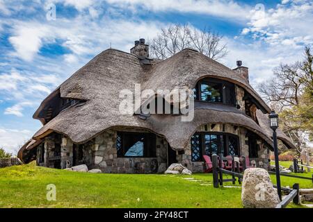 Das Thatch House, eines der Mushroom Houses, das vom Architekten Earl Young im 20. Jahrhundert entworfen wurde, mit Strohdach und anderen Renovierungen, die von Mi hinzugefügt wurden Stockfoto