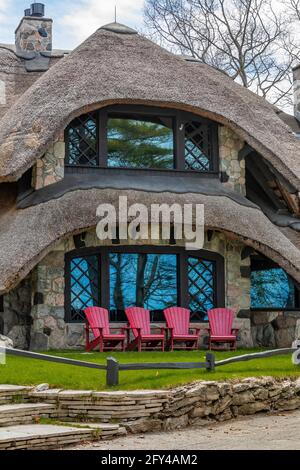 Das Thatch House, eines der Mushroom Houses, das vom Architekten Earl Young im 20. Jahrhundert entworfen wurde, mit Strohdach und anderen Renovierungen, die von Mi hinzugefügt wurden Stockfoto