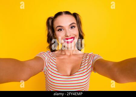 Foto von jungen schönen attraktiven gute Laune ziemlich süße Mädchen Mit roten Lippen Selfie isoliert auf gelbem Hintergrund Stockfoto