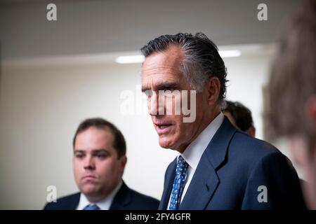 Der US-Senator Mitt Romney (Republikaner von Utah) spricht mit Reportern in der Senate-U-Bahn während einer Abstimmung im US-Kapitol in Washington, DC, am Donnerstag, den 27. Mai 2021. Kredit: Rod Lamkey/CNP /MediaPunch Stockfoto