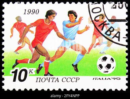 MOSKAU, RUSSLAND - 31. AUGUST 2019: Die in der Sowjetunion (Russland) gedruckte Briefmarke zeigt Players, World Football Championship 'Italy-90' Serie, um 19 Stockfoto