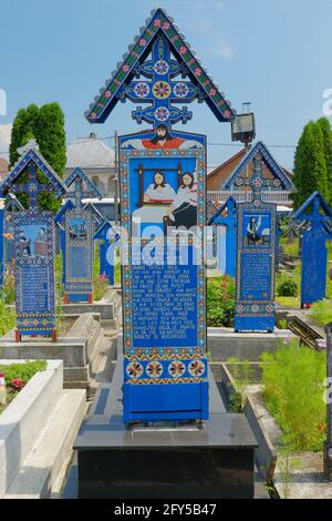 Der fröhliche Friedhof ist ein Friedhof im Dorf Sapanta, Landkreis Maramures, Rumänien. Stockfoto