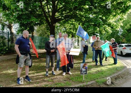 27. Mai Banbury, Großbritannien. Die Beschäftigten der von JDE betriebenen Kenco-Kaffeefabrik schließen den 2. Tag eines dreitägigen Streiks aus, um gegen die ‘Feuer- und Wiederanwerbepraxis' zu protestieren, die ihre Löhne zu senken droht und die Arbeitsbedingungen negativ beeinflusst. Es wird geschätzt, dass JDE durch die Industrieaktion in der Region von 3,5 Millionen verloren haben. Demonstranten fordern Chef-CEO Fabien Simon auf, die Strategie zu überdenken Kredit: Bridget Catterall/Alamy Live News Stockfoto