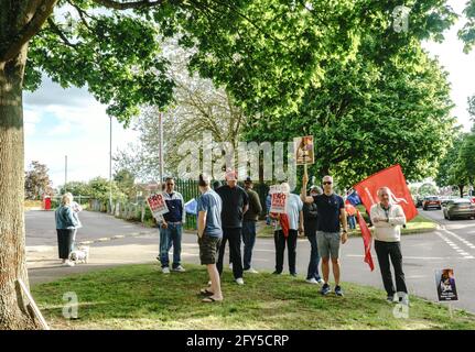 27. Mai Banbury, Großbritannien. Die Beschäftigten der von JDE betriebenen Kenco-Kaffeefabrik schließen den 2. Tag eines dreitägigen Streiks aus, um gegen die ‘Feuer- und Wiederanwerbepraxis' zu protestieren, die ihre Löhne zu senken droht und die Arbeitsbedingungen negativ beeinflusst. Es wird geschätzt, dass JDE durch die Industrieaktion in der Region von 3,5 Millionen verloren haben. Demonstranten fordern Chef-CEO Fabien Simon auf, die Strategie zu überdenken Kredit: Bridget Catterall/Alamy Live News Stockfoto