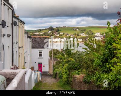 Blick über die Mündung von einer malerischen schmalen Straße im malerischen Dorf Appledore in North Devon. Keine Personen. Stockfoto