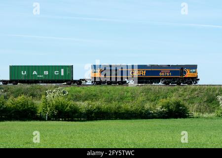 GBRf-Baureihe 66 Diesellokomotive Nr. 66761 'Wensleydale Railway Association 25 Years 1990-2015' mit einem freightliner-Zug, Warwickshire, Großbritannien Stockfoto