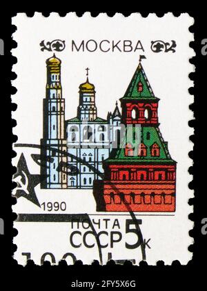 MOSKAU, RUSSLAND - 31. AUGUST 2019: Die in der Sowjetunion (Russland) gedruckte Briefmarke zeigt den Konstantino-Jeleninskaya-Turm und den Großen Glockenturm Iwan, C. Stockfoto