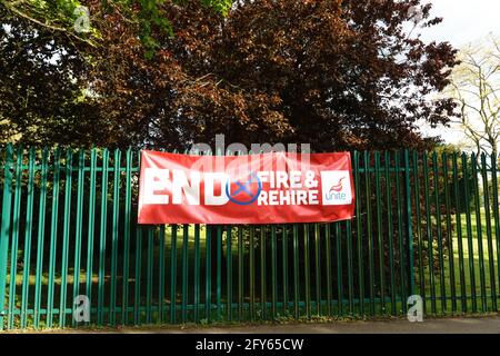 27. Mai Banbury, Großbritannien. Die Beschäftigten der von JDE betriebenen Kenco-Kaffeefabrik schließen den 2. Tag eines dreitägigen Streiks aus, um gegen die ‘Feuer- und Wiederanwerbepraxis' zu protestieren, die ihre Löhne zu senken droht und die Arbeitsbedingungen negativ beeinflusst. Es wird geschätzt, dass JDE durch die Industrieaktion in der Region von 3,5 Millionen verloren haben. Demonstranten fordern Chef-CEO Fabien Simon auf, die Strategie zu überdenken Kredit: Bridget Catterall/Alamy Live News Stockfoto