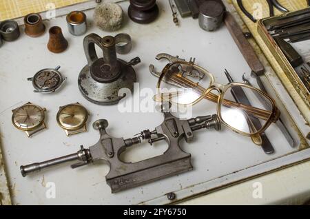 Uhrmacherwerkzeuge: Uhrdrehmaschine, Potance, Truing-Zirkel, Pinzette Stockfoto