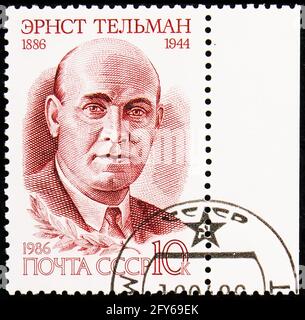 MOSKAU, RUSSLAND - 31. AUGUST 2019: Briefmarke gedruckt in der Sowjetunion (Russland), gewidmet dem 100. Geburtstag von Ernst Thälmann, Führerserie, um 19 Stockfoto