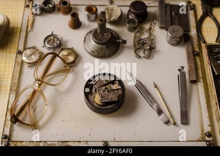 Uhrmacherwerkzeuge: Uhrdrehmaschine, Potance, Truing-Zirkel, Pinzette Stockfoto