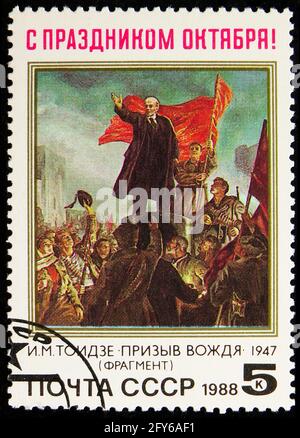 MOSKAU, RUSSLAND - 31. AUGUST 2019: Briefmarke gedruckt in der Sowjetunion (Russland) gewidmet 71. Jahrestag der Oktoberrevolution Serie, um 1988 Stockfoto