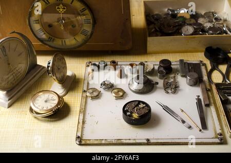 Uhrmacherwerkzeuge: Uhrdrehmaschine, Potance, Truing-Zirkel, Pinzette Stockfoto