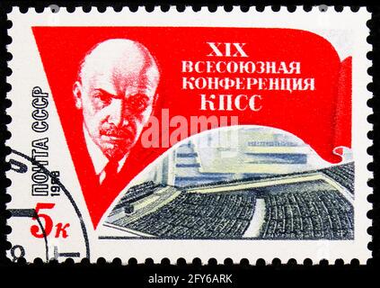 MOSKAU, RUSSLAND - 31. AUGUST 2019: Briefmarke gedruckt in der Sowjetunion (Russland) gewidmet XIX Konferenz der Kommunistischen Partei der UdSSR, Serie, um 19 Stockfoto