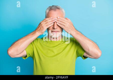 Porträt eines attraktiven schweren grauhaarigen Mannes, der die Augen schließt, kann nicht sehen Isoliert auf einem leuchtend blauen Hintergrund Stockfoto