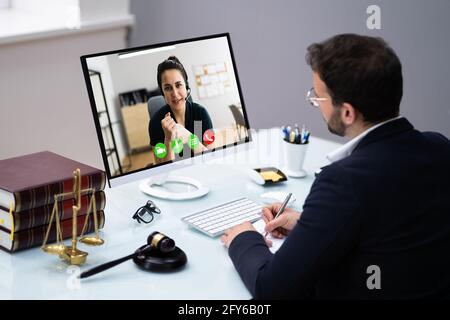 Online-Videoanruf Zu Rechtsanwältin Oder Rechtsanwältin Stockfoto