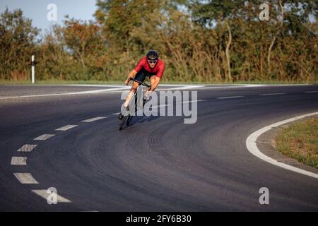 Aktiver Mann, der morgens an der frischen Luft Radfahren genießt Stockfoto