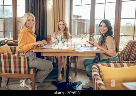 Gruppe von Frauen feiern Geburtstag und schauen fröhlich Stockfoto