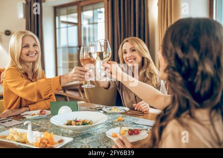 Gruppe von Frauen feiern Geburtstag und schauen fröhlich Stockfoto