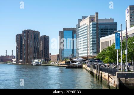 Der East 34th Street Heliport liegt am East River unter dem FDR Drive in NewYork City, USA Stockfoto