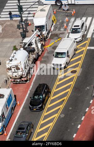 Blick auf eine Straßenmannschaft von Handwerkern, die an einer Straßenkreuzung in New York City, USA, arbeiten Stockfoto