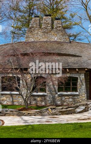 Sucher House, eines der Mushroom Houses, entworfen vom Architekten Earl Young im 20. Jahrhundert, Charlevoix, Michigan, USA [Keine Eigentumsfreigabe; verfügbar Stockfoto